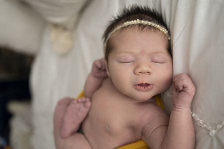 lifestyle newborn photographer 1.jpg